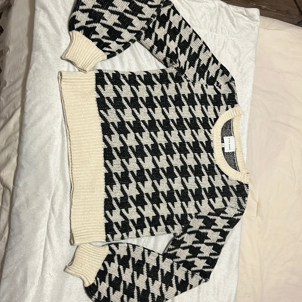 Super sweet houndstooth printed sweater